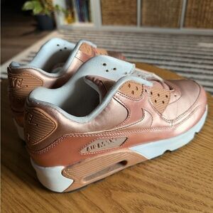 Nike Sneakers in Metallic Rose Kids 6.5